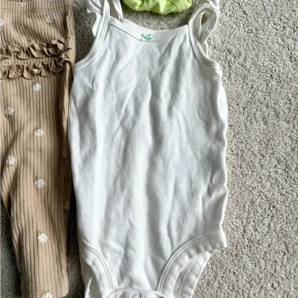 Carter’s bundle neutral Ribbed Baby Set - Picture 5 of 8